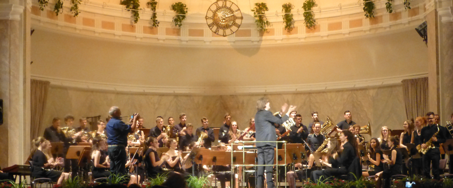 Das 65 köpfige Orchester SJBO beim Konzert im Kursaal von Meran