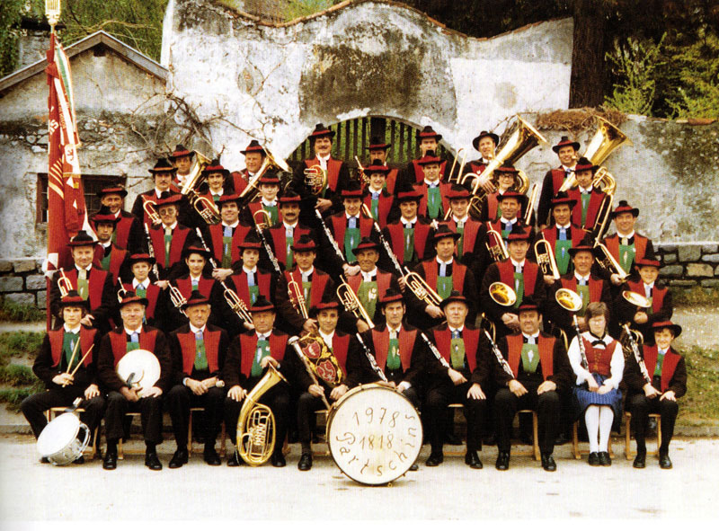 Die Musikkapelle Partschins unter Kapellmeister Benedikt Burger und Obmann Vinzenz Tappeiner im Jahre 1978. Die 45 Mann starke Kapelle hat erstmals eine Musikantin in ihren Reihen.
